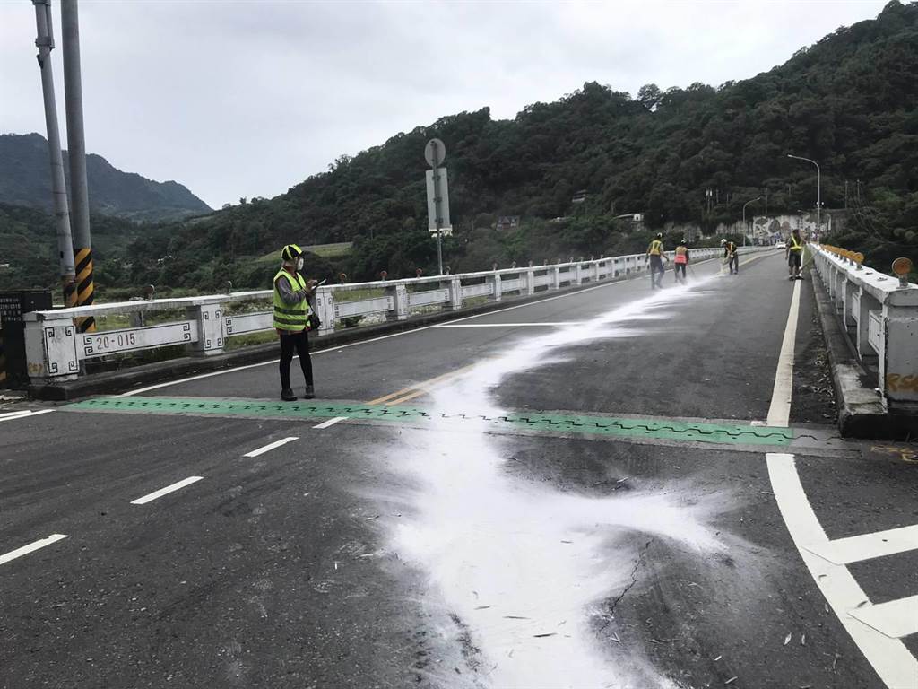 中橫路面油漬危害交通警與清潔隊合作清除 寶島 中時