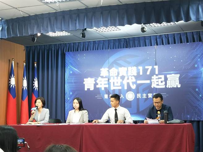 國民黨文傳會主委王育敏（左一）。（實習記者王可岑攝）