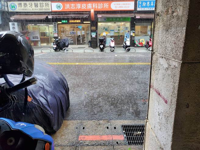 台北市北投區下暴雨，水利署還發布一級淹水警戒。(網友提供)