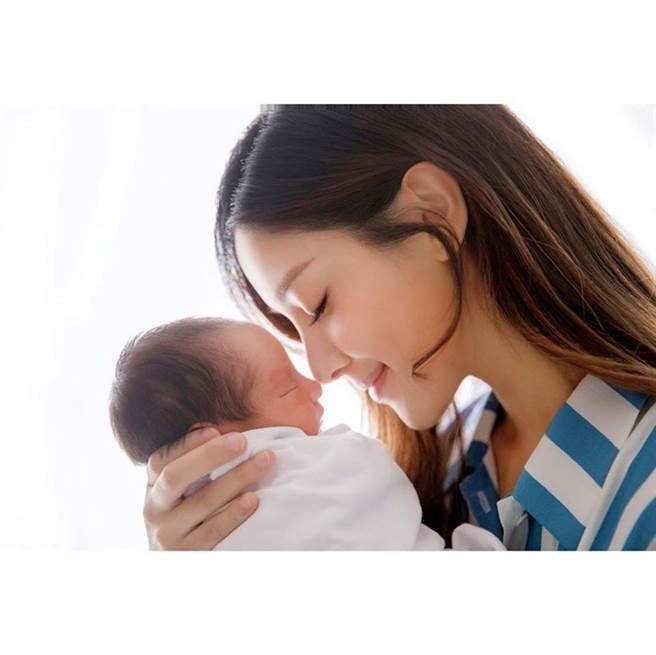 陈凯琳「三年抱两」成功诞子 郑嘉颖父爱喷发忍不住狂亲（图／FB@陈凯琳 Grace Chan）