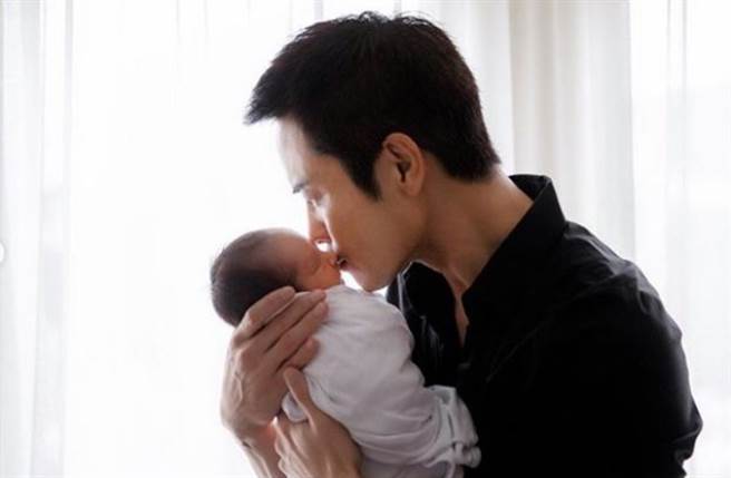 陈凯琳「三年抱两」成功诞子 郑嘉颖父爱喷发忍不住狂亲（图／IG@kevincheng_official）