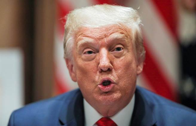 美国总统川普抗疫期间创造了一系列金句，例如「99%的病例完全无害」、「病毒最终会消失」等，试图淡化疫情严重性，挨批施政荒腔走板。不过他的侄女玛莉透露，川普会如此说话，主要是长年受到家族的说话禁忌影响，她的家族只鼓励说正面的事。（资料照／路透社）