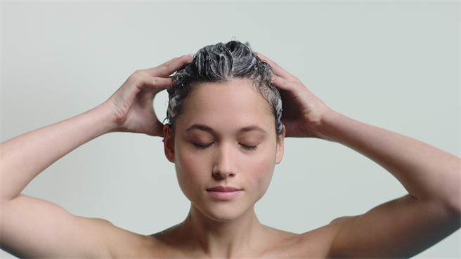 夏季在家來一場沁涼的頭皮保養，不但療癒還可以改善頭皮出油、油頭味。（圖／品牌提供）