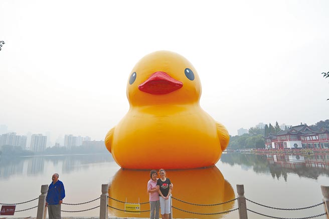 作者發覺南京莫愁湖猶如大海般遼闊。圖為2014年荷蘭藝術家霍夫曼設計的「大黃鴨」亮相南京莫愁湖。（新華社）