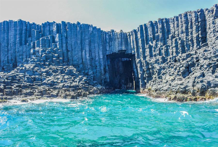 最受媽媽們青睞的「偽出國旅遊勝地」第一名，正是人氣最旺的「澎湖藍洞」。（圖／Shutterstock）