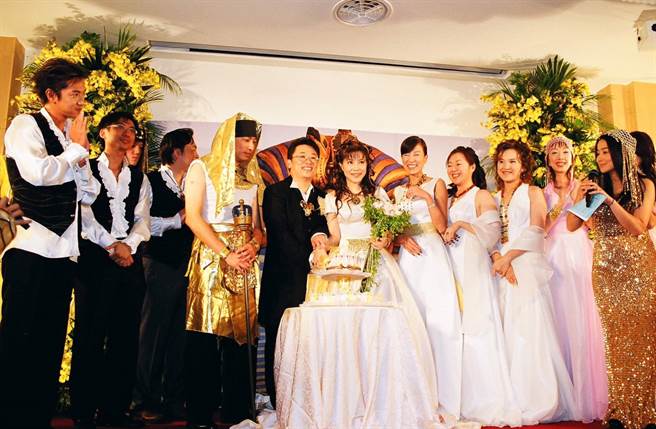 羅霈穎（右五）16年前為好友小彤結婚擔任伴娘，笑得比新娘還開心。（小彤提供）