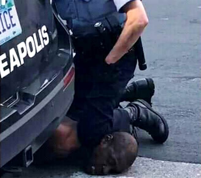 美国非裔男子佛洛伊德（George Floyd）遭白人警察压颈丧命，引爆全美反种族歧视抗争风潮，最新警用密录器捕捉到的画面曝光，影像显示，佛洛伊德没有逃跑迹象，警察看到他便拔枪对准他的头，佛洛伊德面目狰狞、苦苦哀求警察别杀他，更预测自己可能就此断魂。（图／TPG、达志影像）