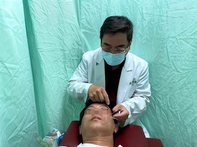 台南市立醫院指出，針灸有助診治周邊型顏面神經麻痺症狀。（台南市立醫院提供／李宜杰台南傳真）