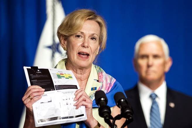 白宫冠状病毒工作小组最高官员柏克斯（Deborah Birx）日前才遭民主党籍眾议院议长裴洛西批评对她「失去信心」，后续上节目向全美民眾示警疫情扩散，没想到说真话反倒惹怒老板川普，挨轰「可悲」。（资料照／美联社）