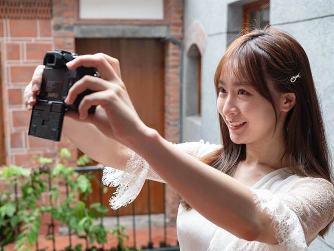 E-M10 Mark IV配备OM-D系列首款向下翻转液晶萤幕，高低角度都好拍。（OLYMPUS提供／黄慧雯台北传真）
