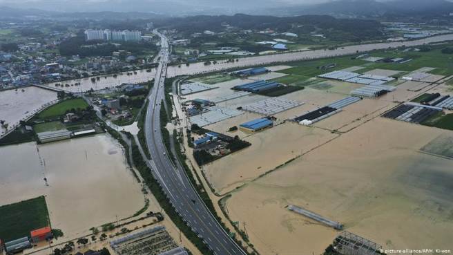 韓國遇到罕見豪雨 ，水災與土石流等災情頻出。(圖/美聯社)