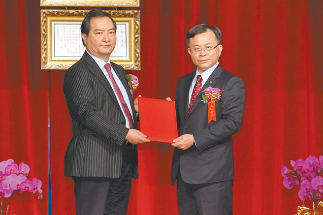国家通讯传播委员会（NCC）主委陈耀祥（右）3日布达，由政务委员罗秉成（左）将人事令交给陈耀祥。（黄世麒摄）