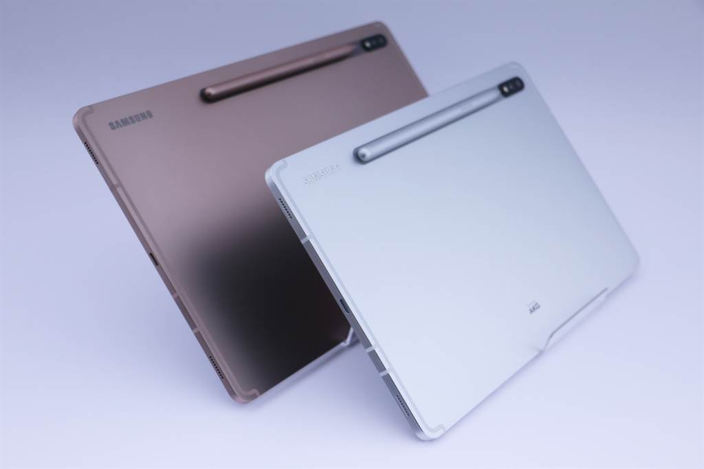 三星首款5G平板Galaxy Tab S7/S7+側面機身。（黃慧雯攝）

