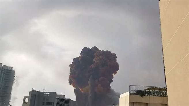 黎巴嫩首都貝魯特市中心港區4日發生大爆炸，現場驚見蕈狀雲，波及聯合國駐當地的維和部隊，據傳造成其船隻與多名人員受傷。（路透社）