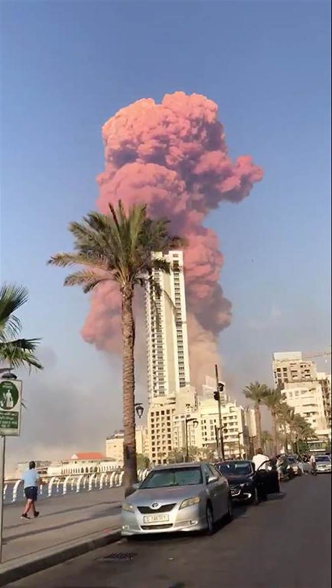 黎巴嫩首都貝魯特市中心港區4日發生大爆炸，現場驚見蕈狀雲，目前已造成4千人受傷，78死。（路透社）