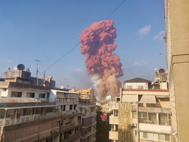 黎巴嫩首都贝鲁特市中心港区一处仓库内存放的易燃化学品硝酸铵4日发生爆炸，炸出一大片橘色蕈状云，据传爆炸释出部分有毒气体，美国驻黎巴嫩大使馆稍早已经发布安全警示，呼吁附近居民尽量不要外出及戴上口罩。（图／路透社）