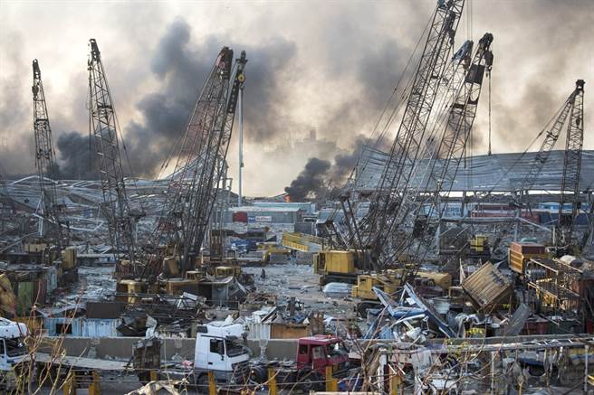 黎巴嫩貝魯特4日化學品大爆炸後造成的殘骸。（圖／美聯社）