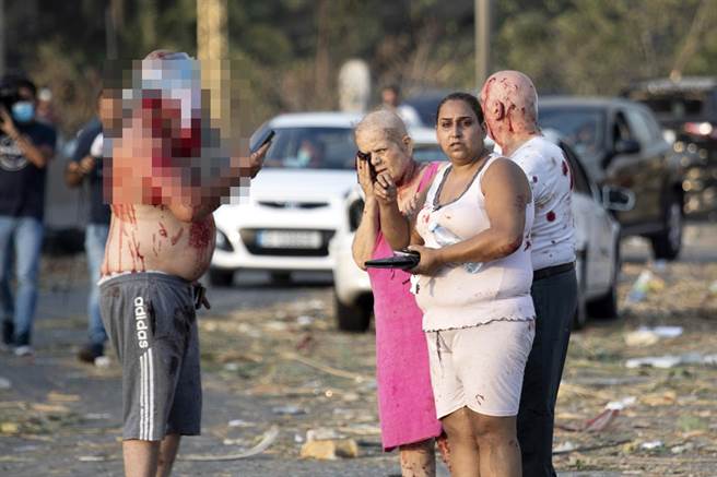 黎巴嫩首都贝鲁特街上有许多头部、衣服沾满血的居民。（图／美联社）