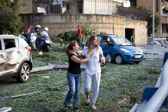 黎巴嫩首都贝鲁特街上有许多头部、衣服沾血的居民。（图／美联社）