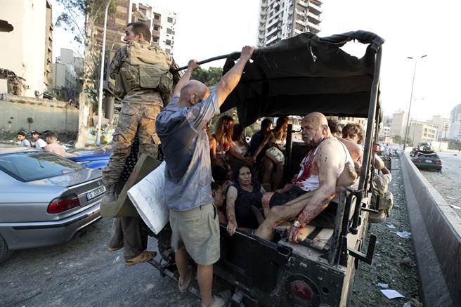 贝鲁特大爆炸造成逾4,000人受伤，伤者被集体送往医院治疗。（图／美联社）