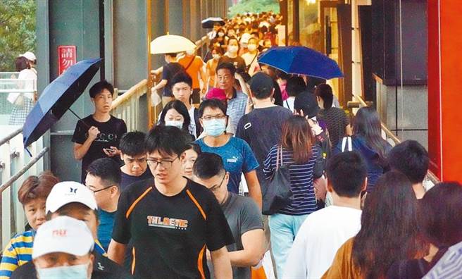 民眾出门戴口罩比例偏低，指挥中心拟强制8大场所戴口罩。（资料照）