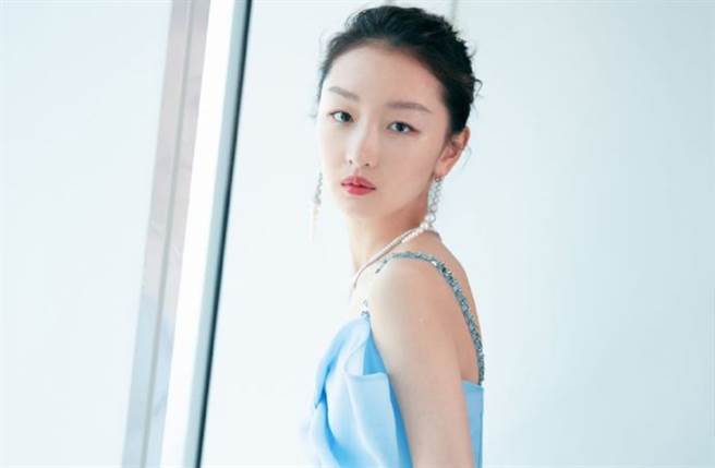 周冬雨抹胸裙秀圆润曲线 胸前蝴蝶结太吸睛（图／摘自微博@ 周冬雨工作室）