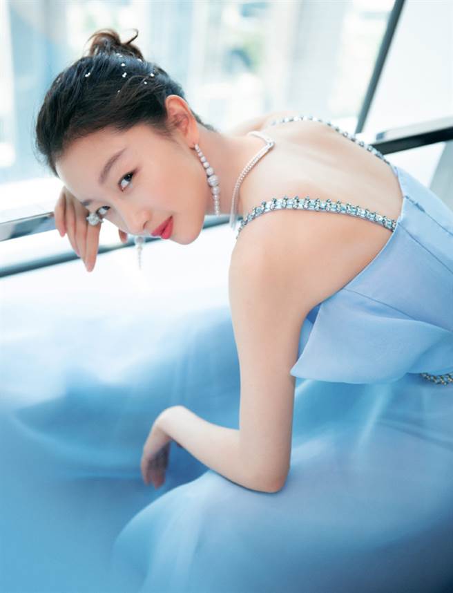 周冬雨抹胸裙秀圆润曲线 胸前蝴蝶结太吸睛（图／摘自微博@ 周冬雨工作室）