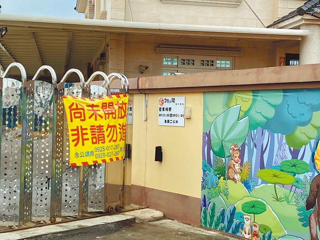 位於嘉縣民雄交流道往新港方向路旁的三隻小豬觀光農場，開業不到一周緊急暫停營業兩天。（張亦惠攝）