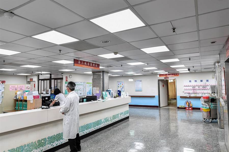 工研院「同色異譜人因照明技術」應用在榮總新竹分院護理站，藉由調控不同時段的燈光波長，讓護理人員工作和休息更有效率。（羅浚濱攝）