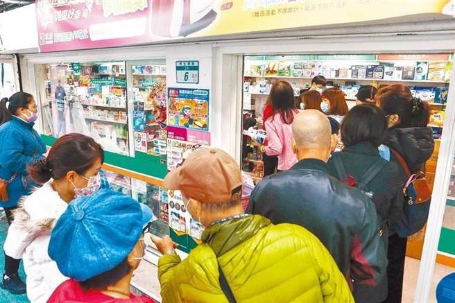民眾涌入药局，许久未见的口罩购买潮再度出现。（资料照）