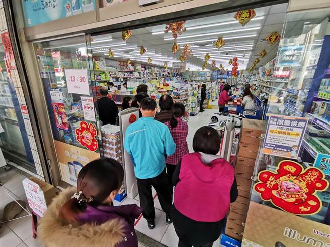 男衝5药局买呒口罩，网一看狂嘘：谁叫你这样。（示意图／资料照,吴建辉摄）