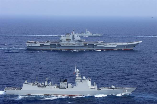 共軍遼寧艦在南海演習時曾被美艦接近偵察，2艘解放軍兩棲攻擊艦前往攔截，引發2013年美中南海軍艦磨擦事件。（圖／新華社）