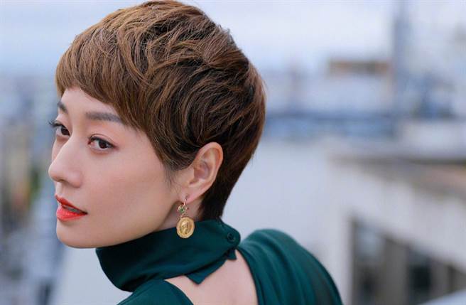 44岁《还珠格格》紫薇雪纺裙透视无暇美肌  清凉内搭神冻龄（图／摘自微博@马伊璃）