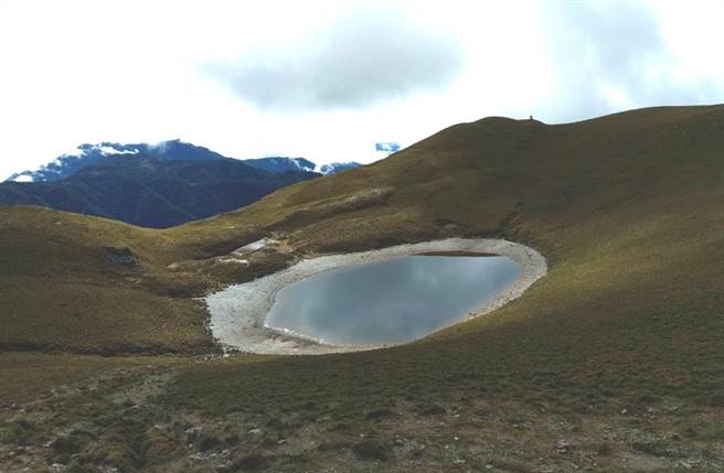 有女山友发文指控，自组登山团爬嘉明湖，遭3名队友丢包，没帐棚也没炉头，靠其他山友相助才保命。图为嘉明湖（张达智摄影）