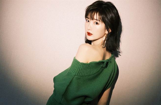 《三十而已》毛晓彤露肩裙曝黄金比例 锁骨直角肩辣翻（图／摘自微博@毛晓彤工作室）