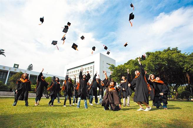 別再說念碩士沒有「錢」途！最新由《遠見》及人力公司合作，用大數據統計出的「最強碩士新資表」出爐。(示意圖/中時資料庫)