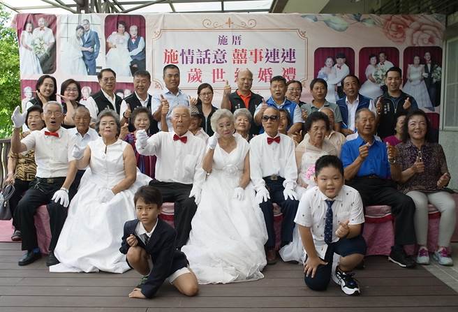 雲林縣麥寮鄉「千歲世紀婚禮」，12對長者拍婚紗照圓夢。（張朝欣攝）