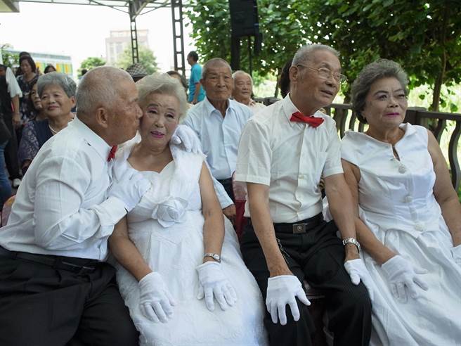 雲林縣麥寮鄉「千歲世紀婚禮」，12對長者拍婚紗照圓夢。（張朝欣攝）