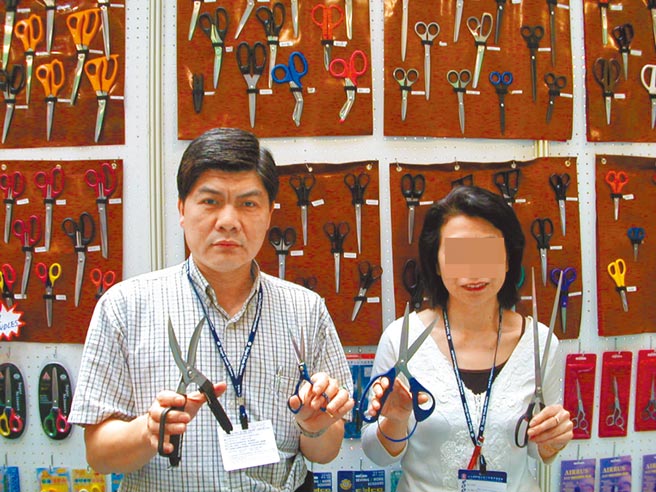 国内知名的「富美剪刀五金工厂」董事长黄炯墩（左），因安排前调查局官员、前空军少将赴陆与寧波国安局官员等人餐叙，依违反《国安法》发展组织未遂罪判刑3月。（本报资料照片）