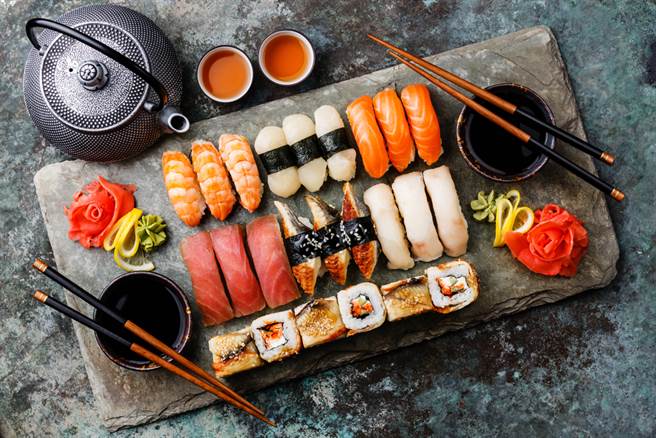 鮭魚壽司超肥？營養師揭真相：熱量冠軍是它。（示意圖／Shutterstock）