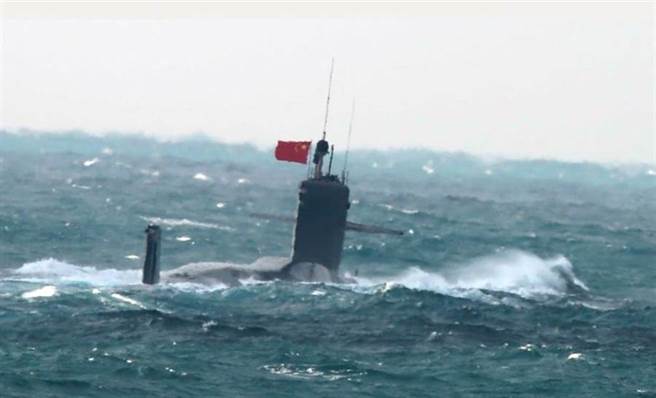 日本海上自衛隊拍攝的解放軍093B攻擊核潛艦。（日本防衛省）