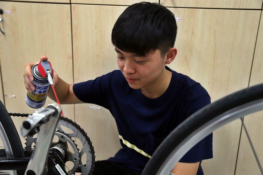 嘉義市蘭潭國中學生湯子慶自己動手保養腳踏車。（嘉義市政府提供）