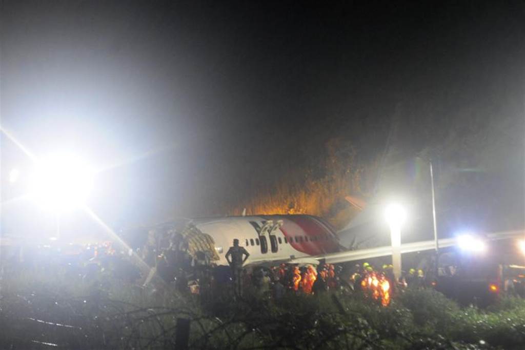 杜拜飛印度班機衝出跑道，機身斷成兩截。(美聯社)
