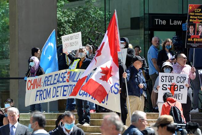加拿大卑詩省法院今年5月就引渡孟晚舟問題舉行聽證會時，大批僑民在法院外聚集表達關切。（圖／路透）