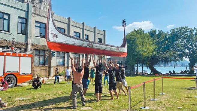 齊柏林基金會7日舉行「齊柏林小行星暨蘭嶼《逐岸》開展儀式」，現場由達悟族人表演震撼的拋舟儀式。（戴上容攝）
