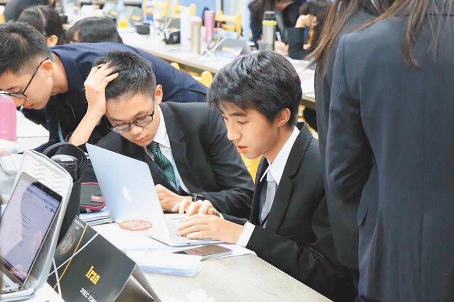 台北市私立東山高中出現「最年輕」的跳級考生，年僅16歲的侯靖宣（右一）考上台大醫科。（東山高中提供／游念育台北傳真）