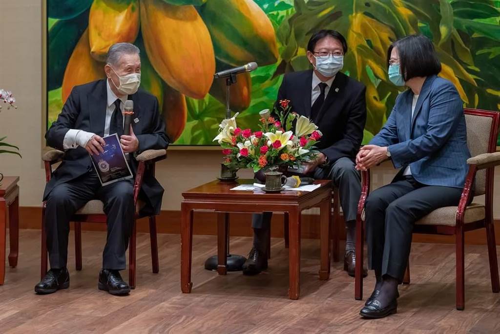 總統蔡英文在總統府會見日本前首相森喜朗。(取自蔡英文臉書)