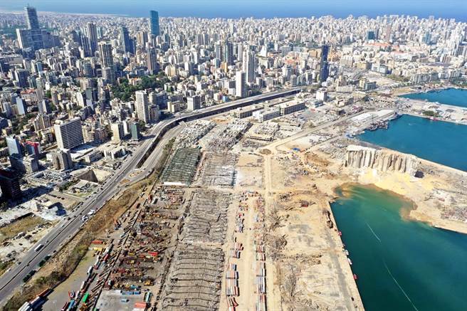 黎巴嫩貝魯特港口4日發生大爆炸，圖為大爆炸後港口全毀的畫面。（圖／路透社）