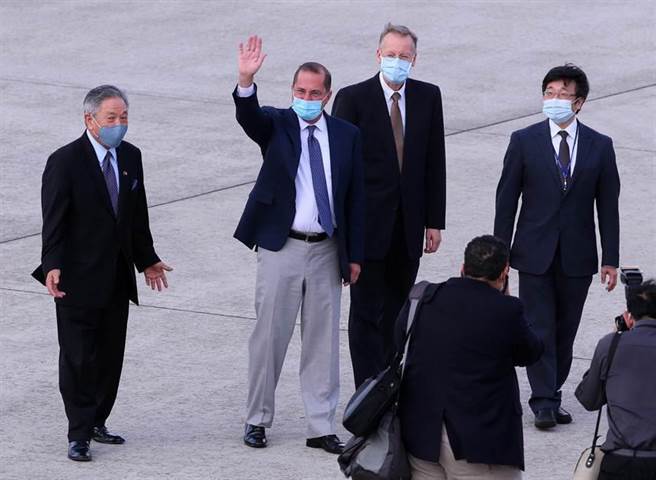 美國衛生部長阿札爾（左二）率團訪問台灣，專機於9日下午5時降落台北松山機場，美國在台協會（AIT）處長酈英傑（William Brent Christensen）（右二）、我國衛福部疾管署署長周志浩（右一）等人接機。（圖/黃世麒攝）