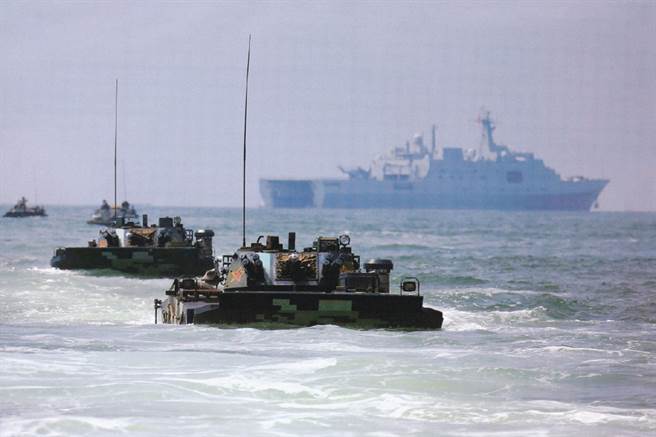 2020年8月初解放军在南海进行登陆作战演习。（图／央视截图）